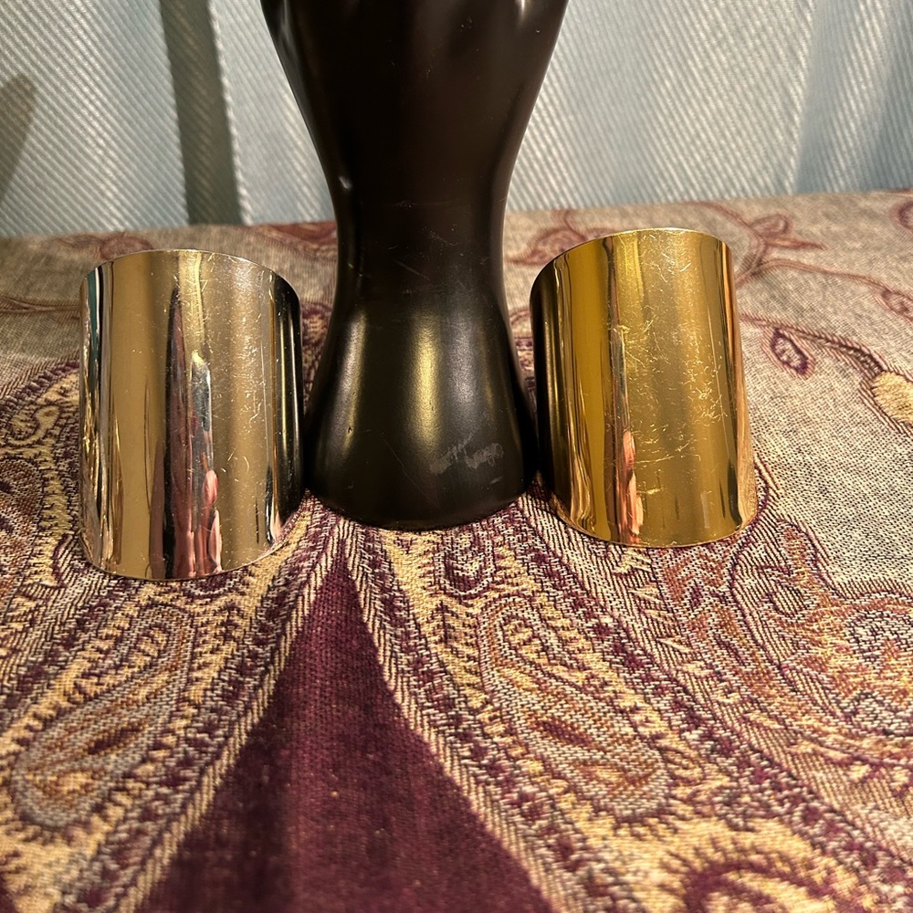 Set of 2 gold tones cuff bracelets